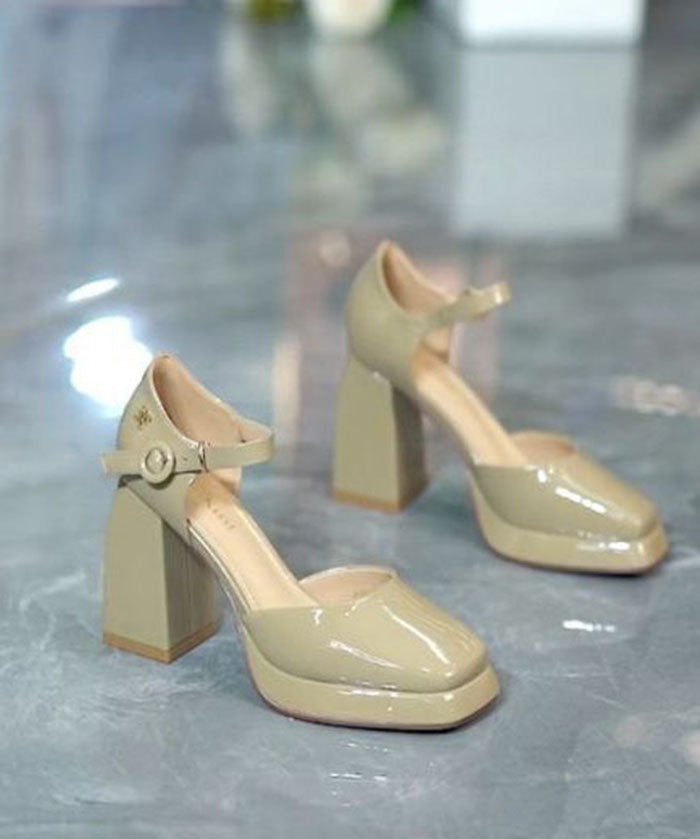 Effortlessly Elegant Heels with a Timeless Design