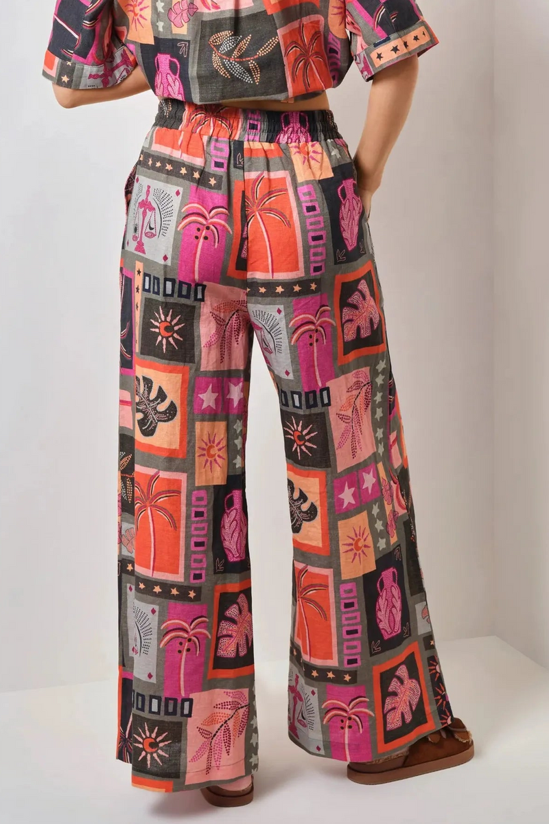Effortlessly Elegant Pants with a Timeless Design