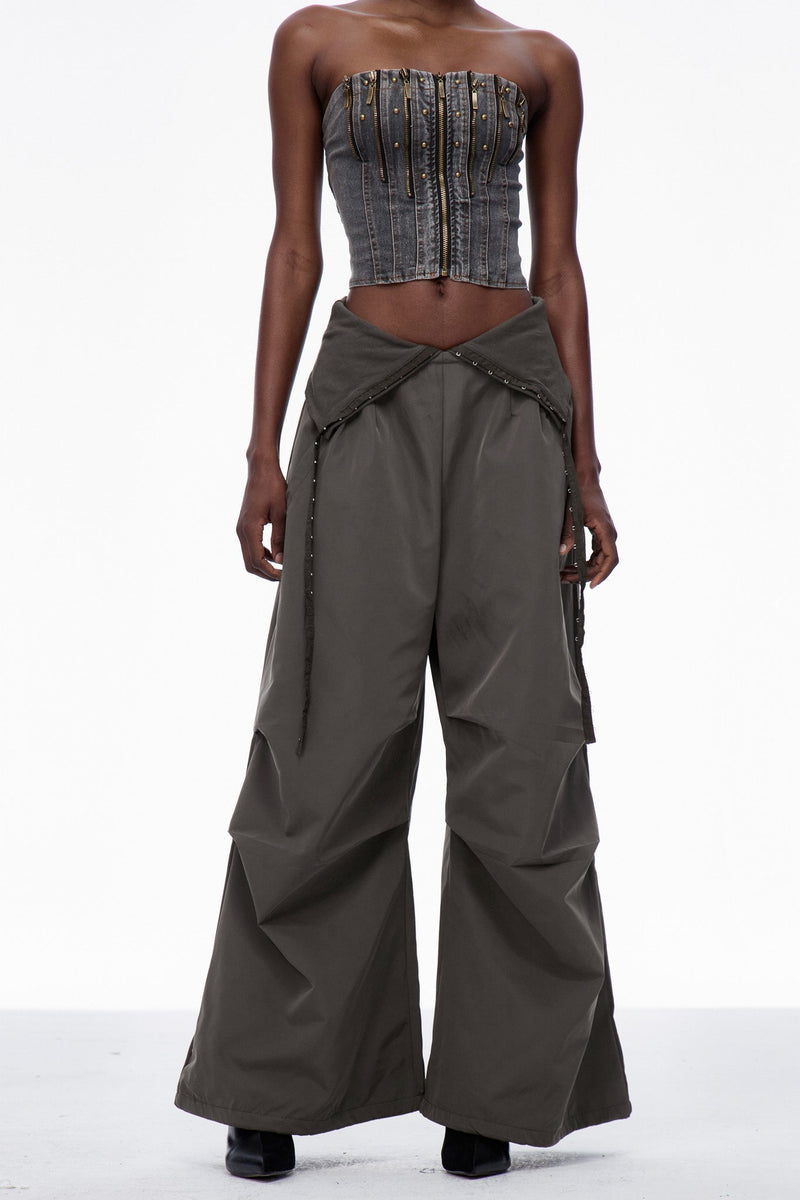 Effortlessly Elegant Pants with a Timeless Design