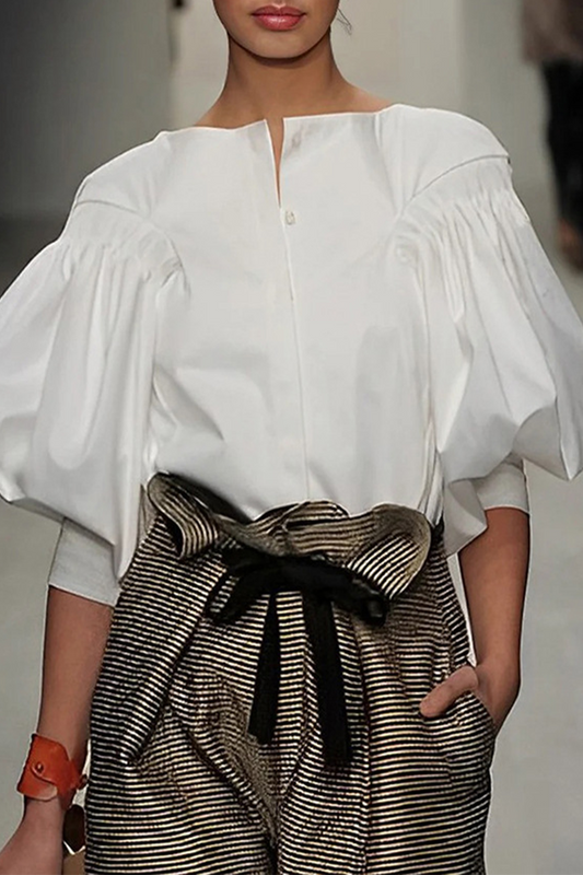 Well Tailored Blouse with a Graceful Silhouette