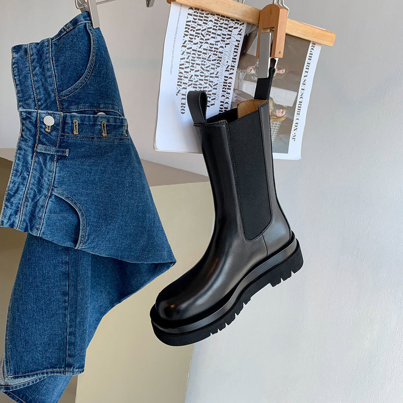 Well Tailored Boots with a Graceful Silhouette