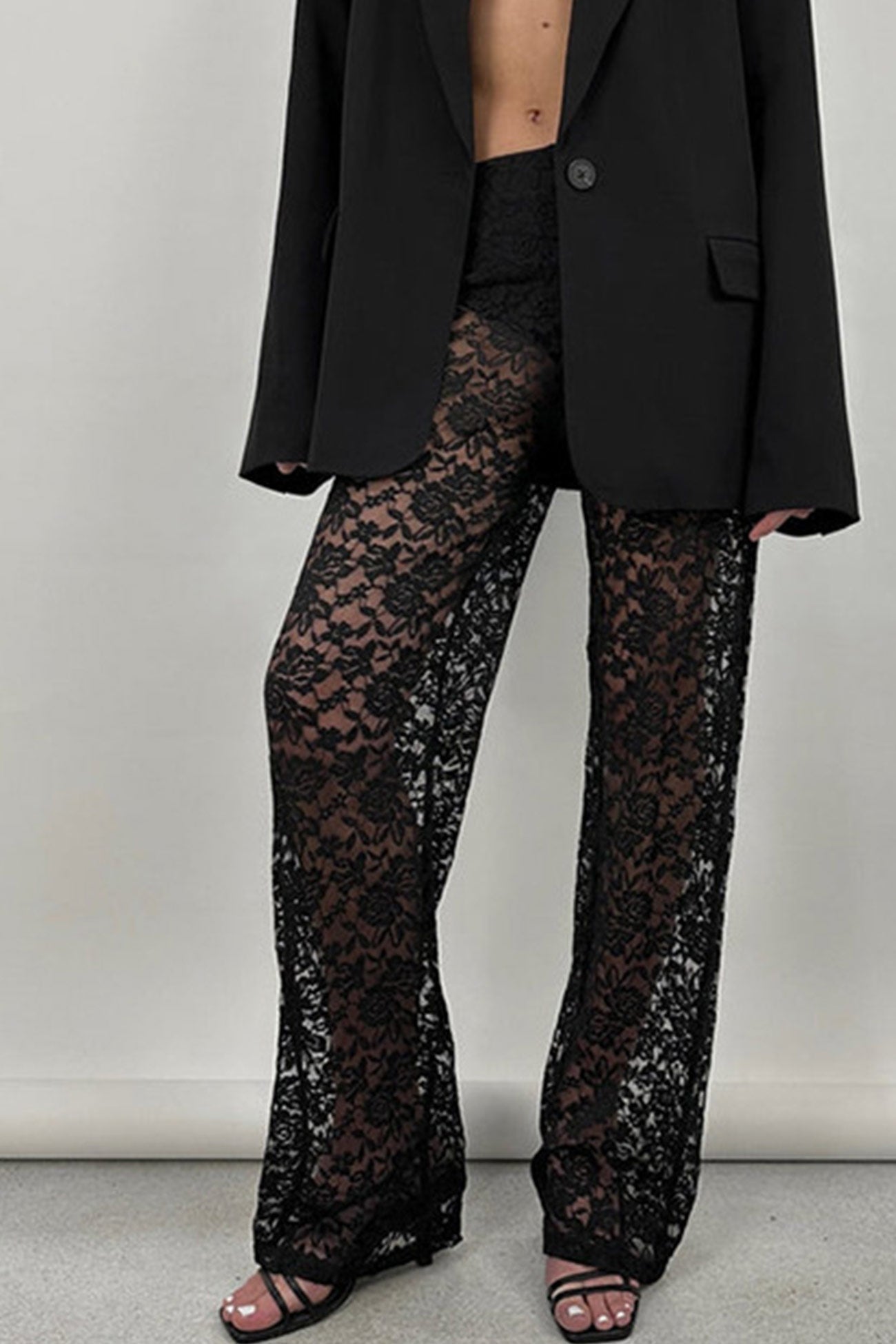 Effortlessly Elegant Pants with a Timeless Design