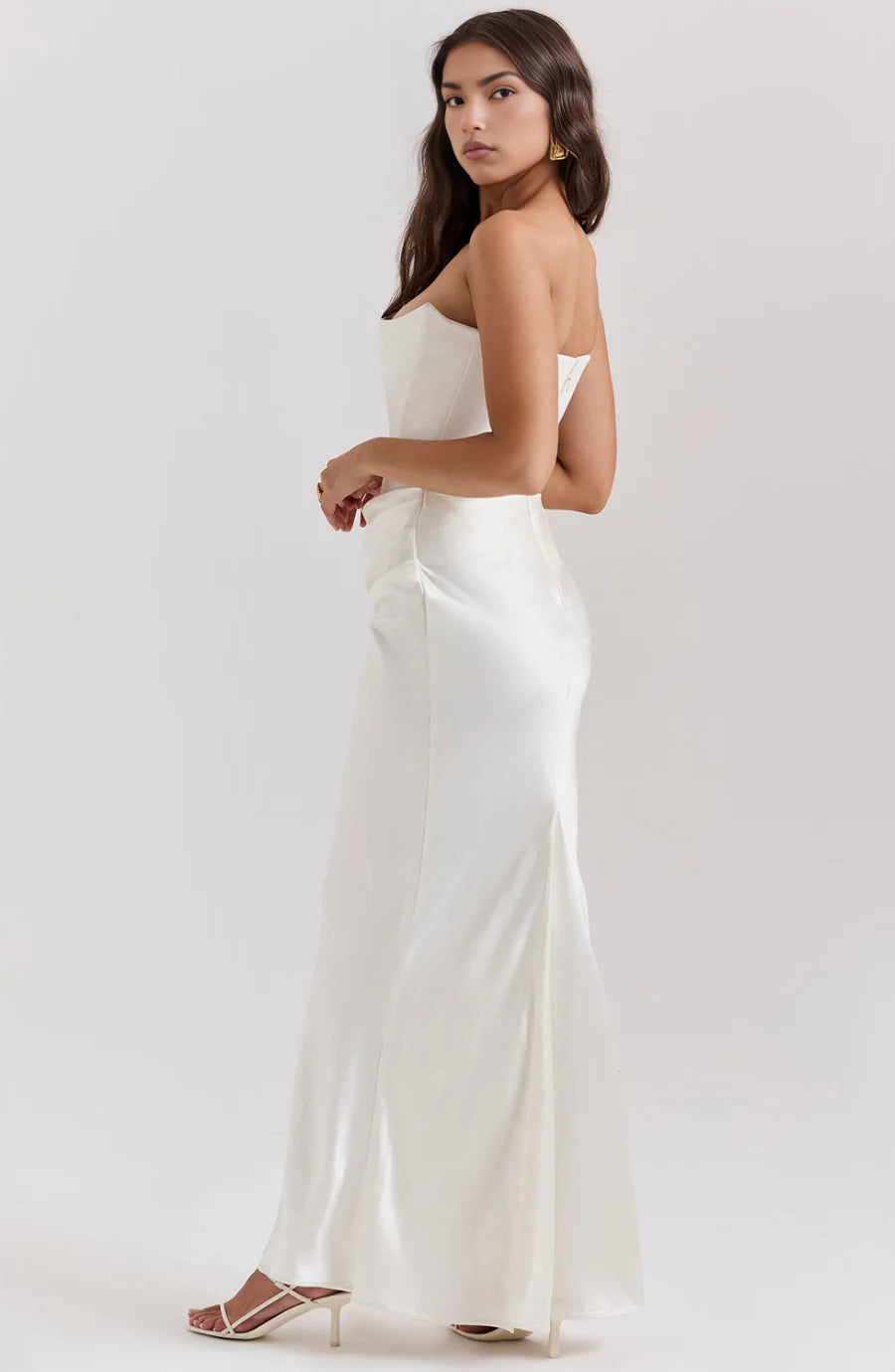 Beautifully Finished Dress in a Timeless Design