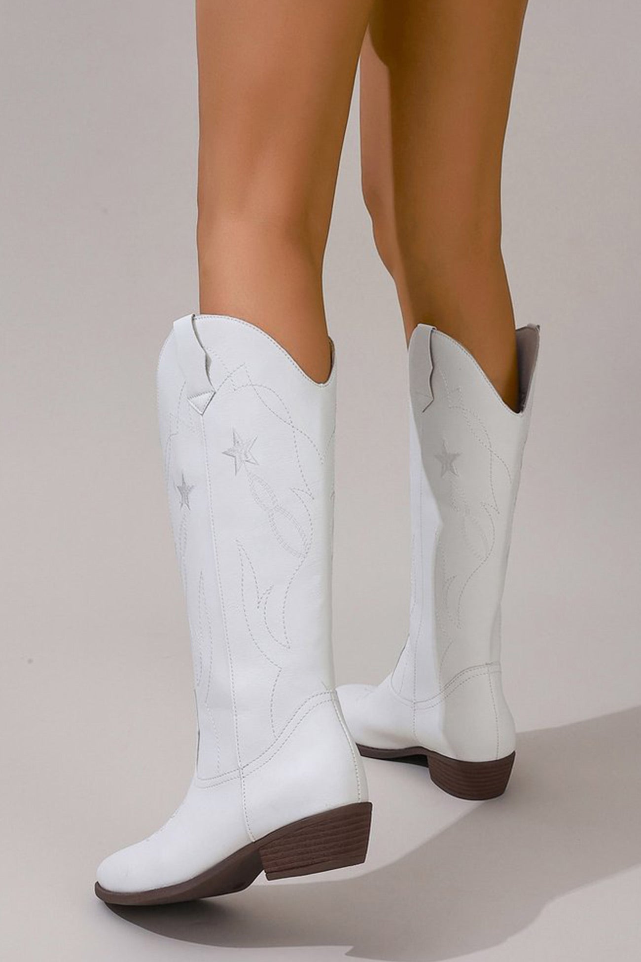 Effortlessly Elegant Boots with a Timeless Design