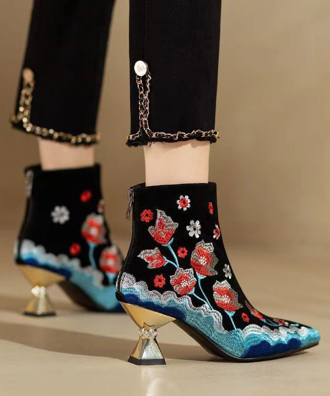 Effortlessly Elegant Boots with a Timeless Design