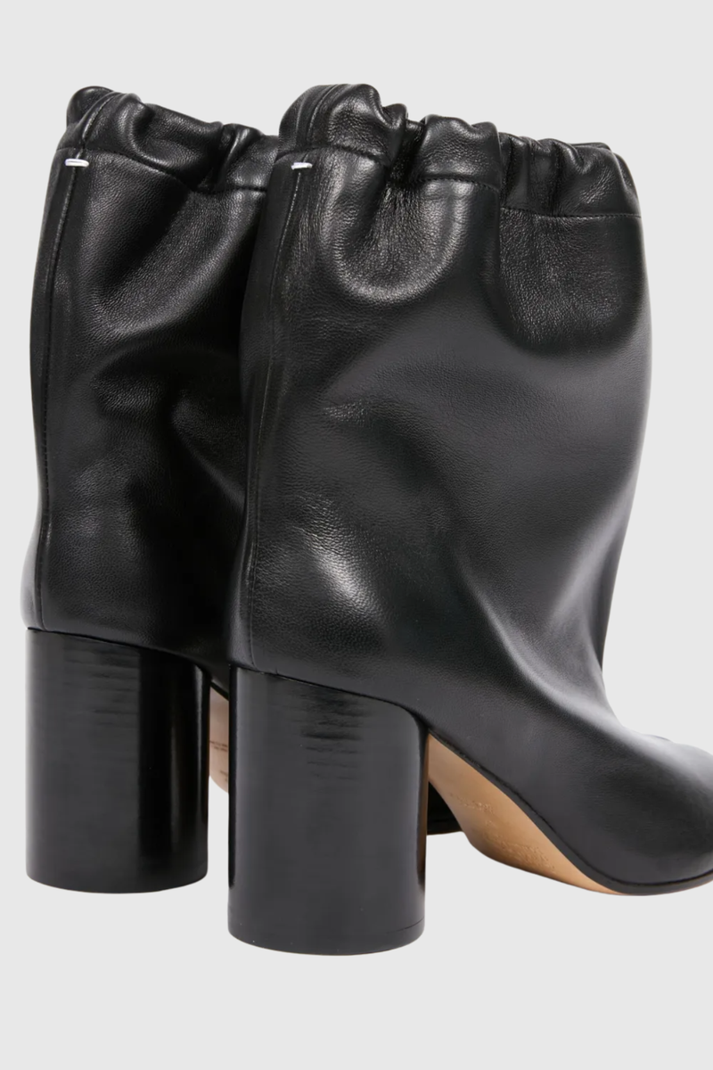 Effortlessly Elegant Boots with a Timeless Design