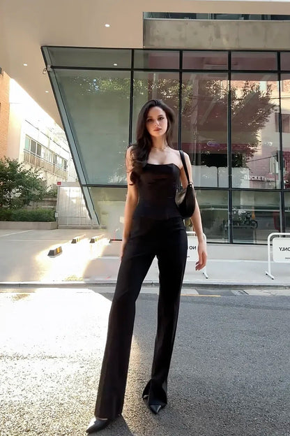 Effortlessly Elegant Pants with a Timeless Design