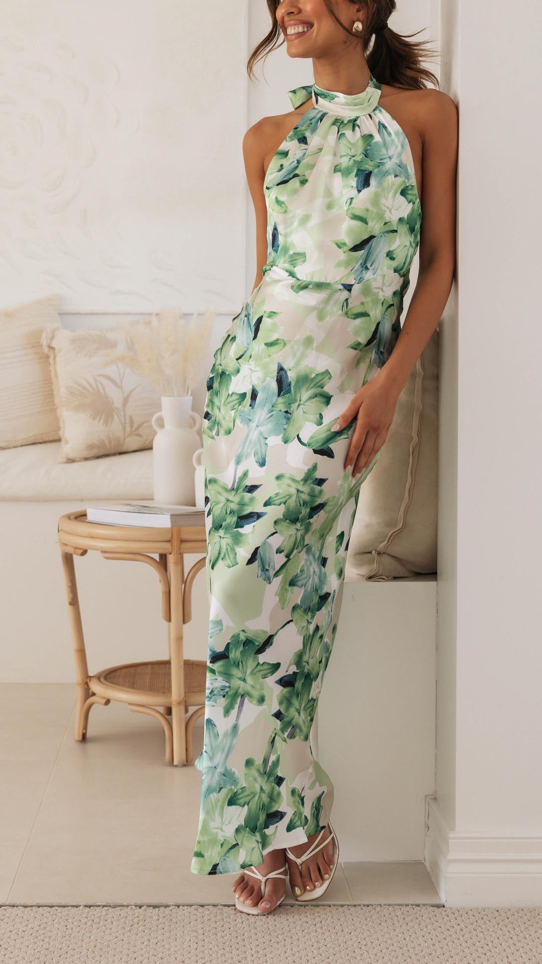 Beautifully Finished Dress in a Timeless Design