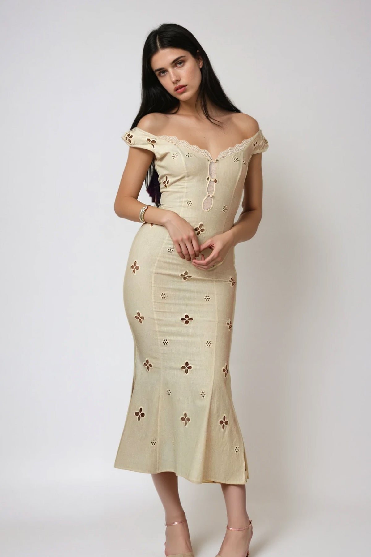 Effortlessly Elegant Dress with a Timeless Design