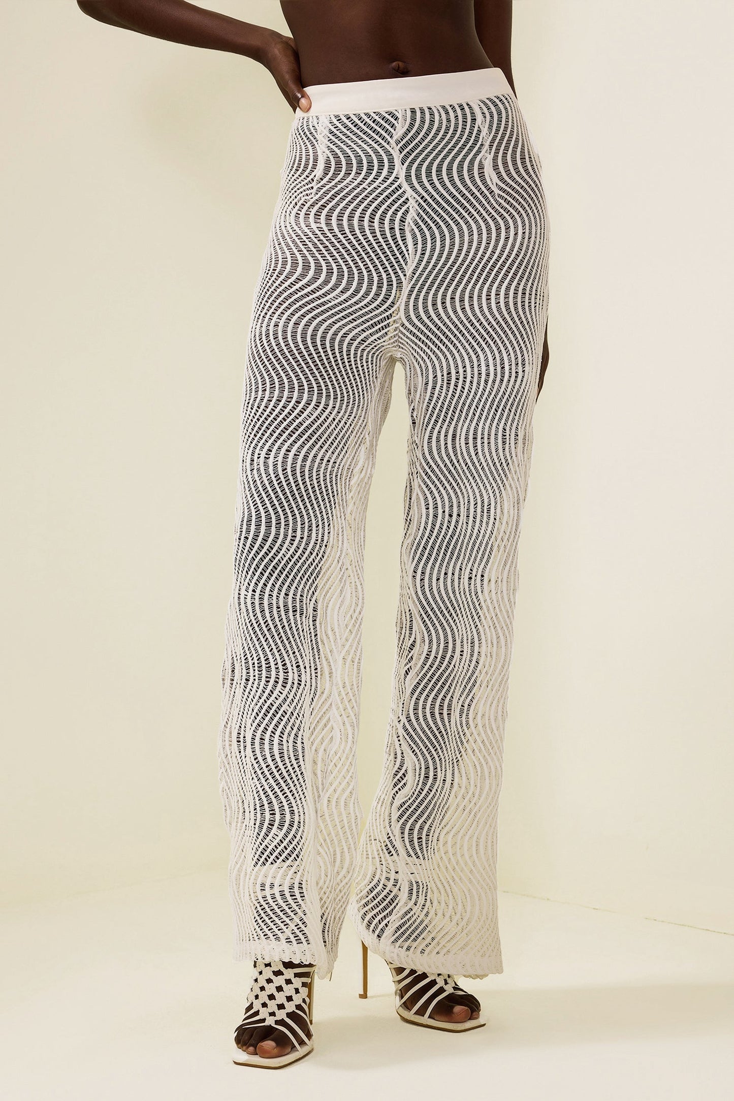 Effortlessly Elegant Pants with a Timeless Design