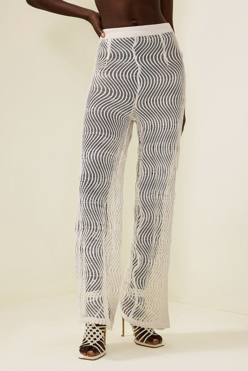 Effortlessly Elegant Pants with a Timeless Design