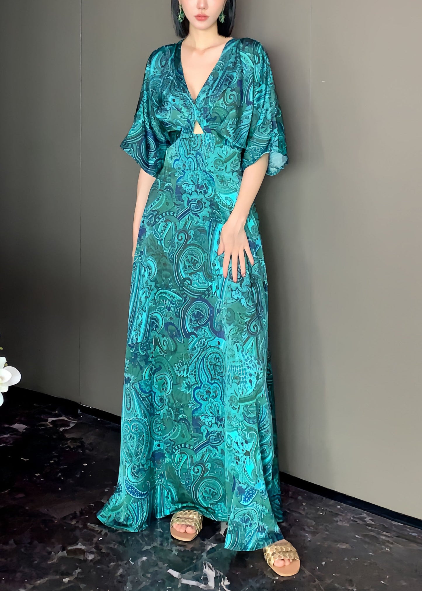 Beautifully Finished Dress in a Timeless Design