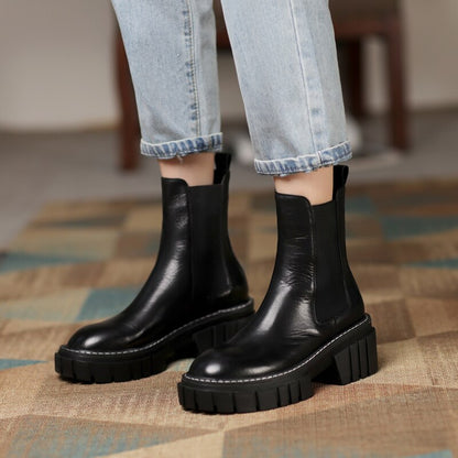 Effortlessly Elegant Boots with a Timeless Design