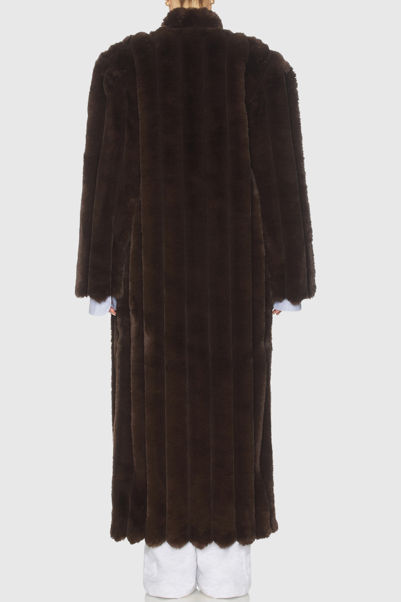 Well Tailored Coat with a Graceful Silhouette