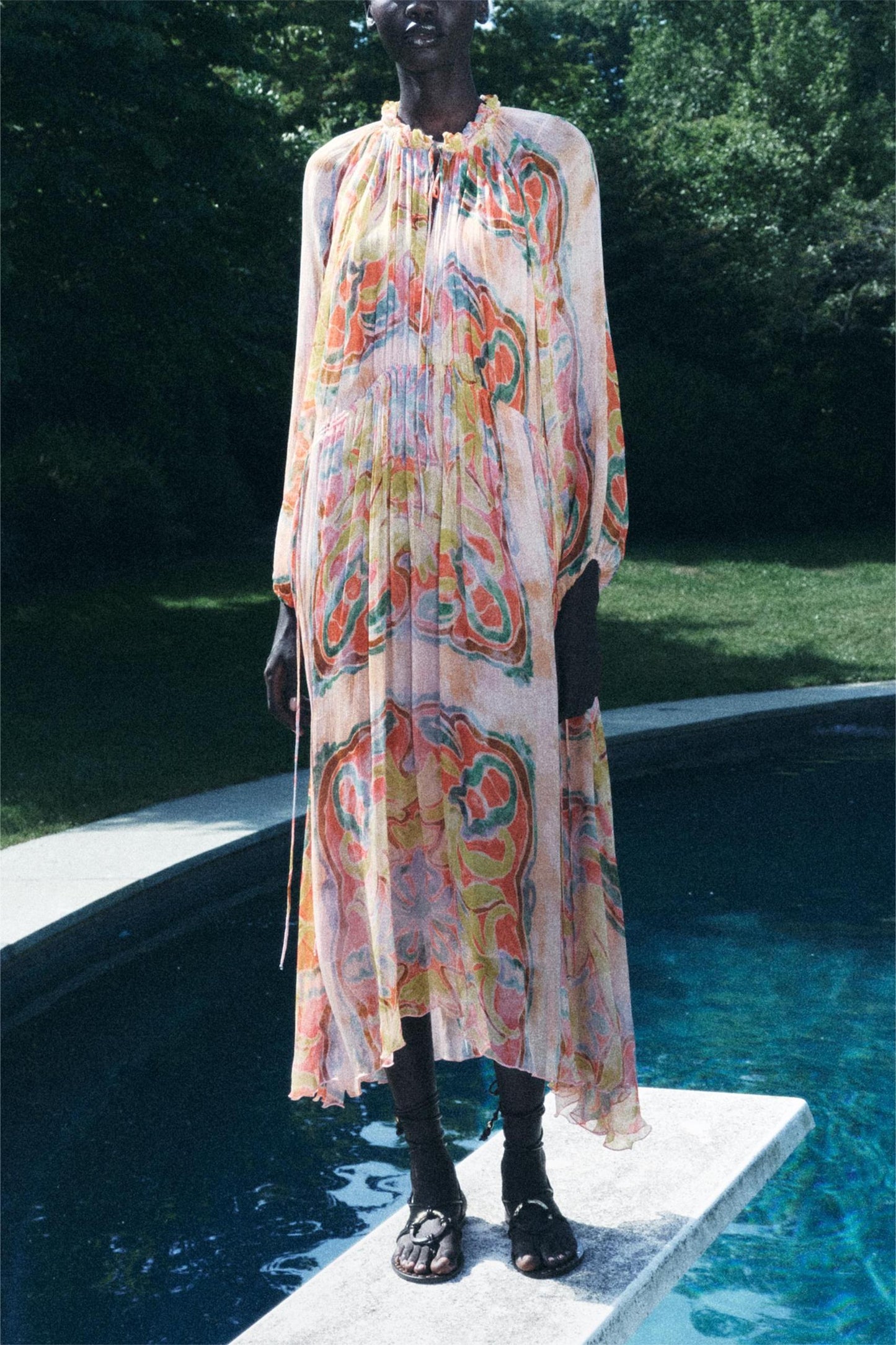 Beautifully Finished Dress in a Timeless Design