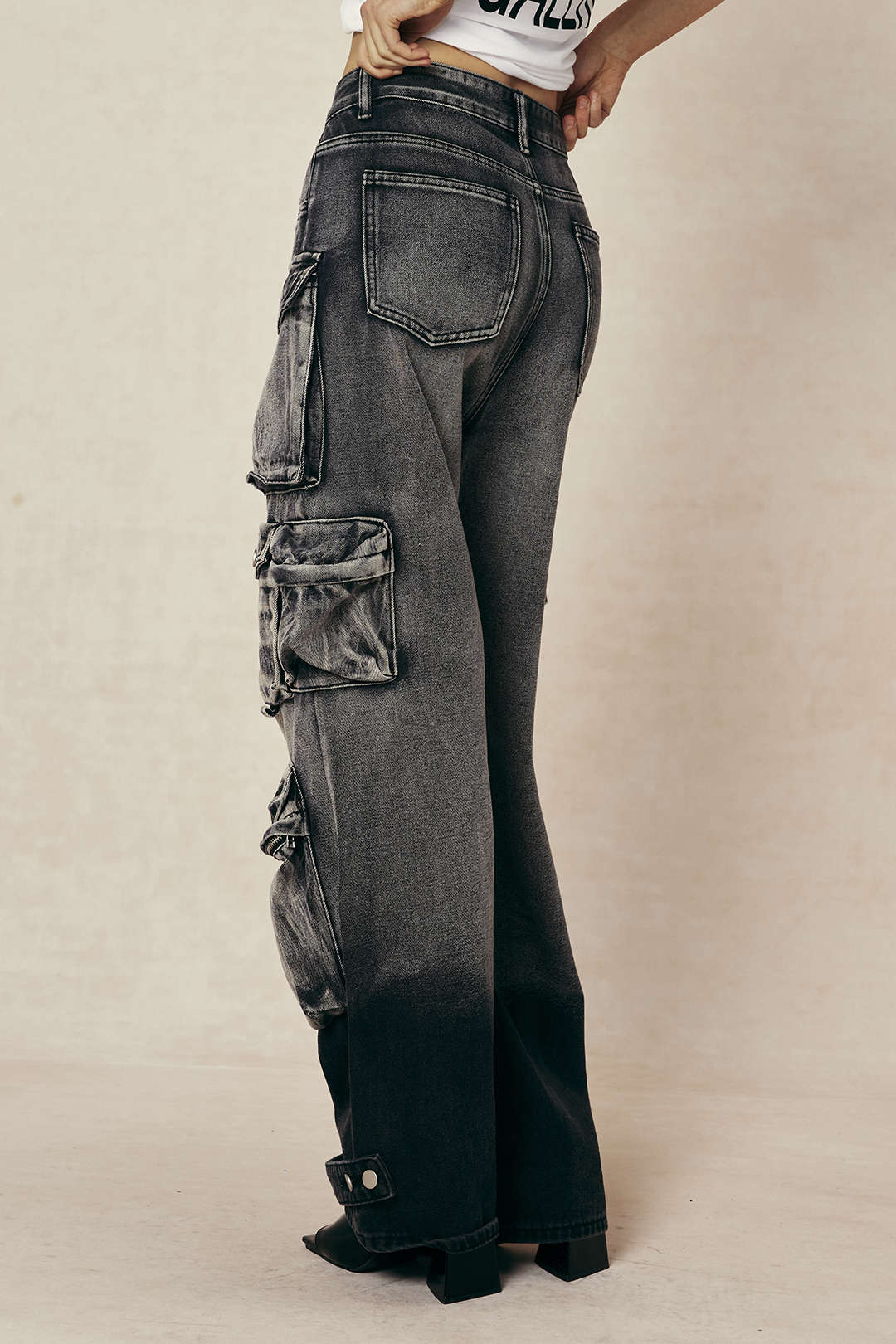 Well Tailored Pants with a Graceful Silhouette