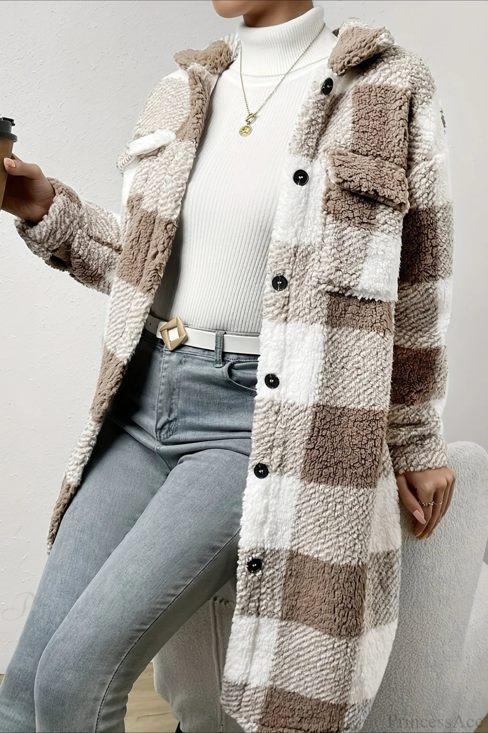 Well Tailored Coat with a Graceful Silhouette