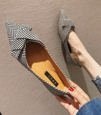 Effortlessly Elegant Shoes with a Timeless Design