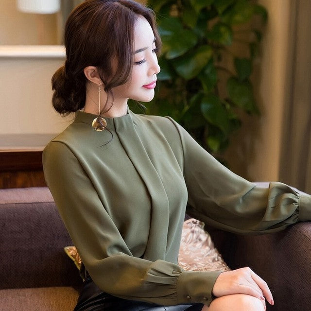 Well Tailored Blouse with a Graceful Silhouette