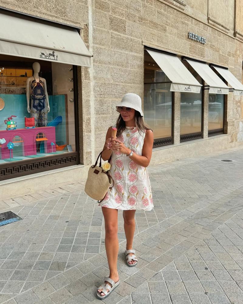 Effortlessly Elegant Dress with a Timeless Design