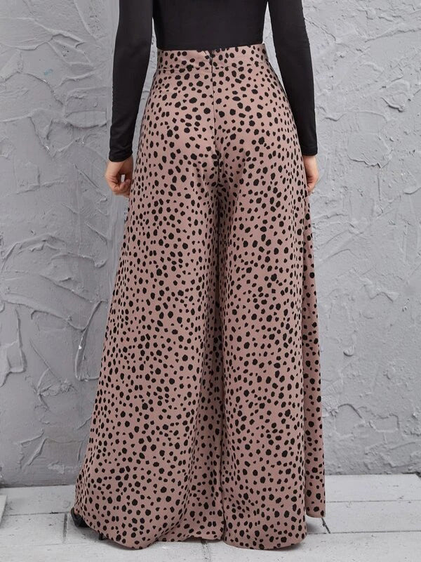 Elegantly Styled Trousers for Everyday Wear