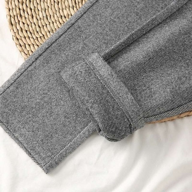 Effortlessly Elegant Pants with a Timeless Design