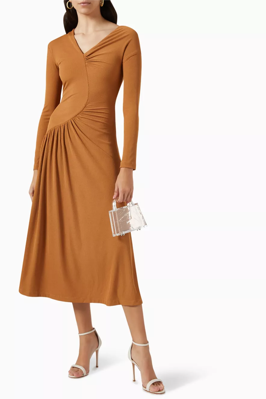 Effortlessly Elegant Dress with a Timeless Design