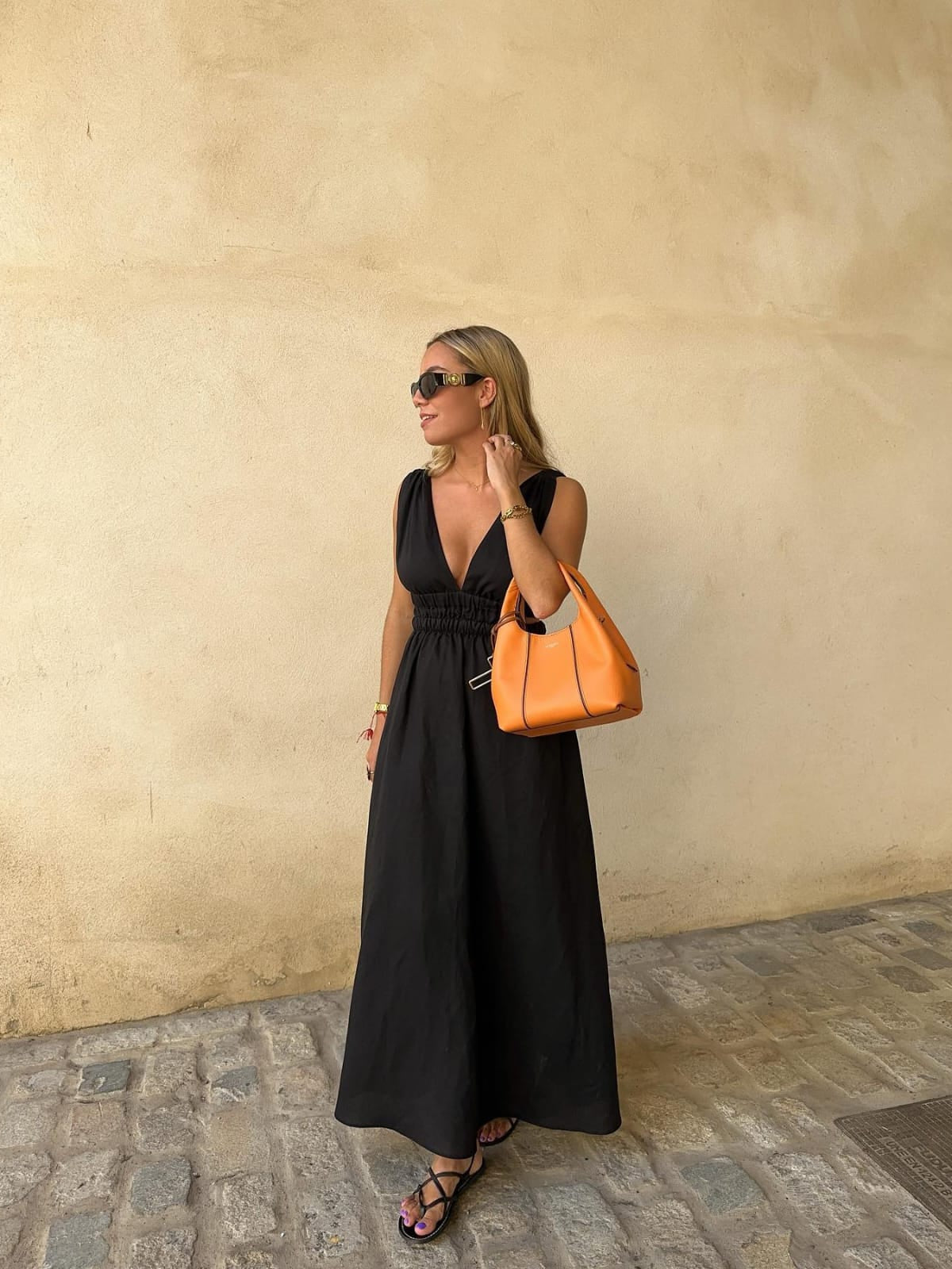 Effortlessly Elegant Dress with a Timeless Design
