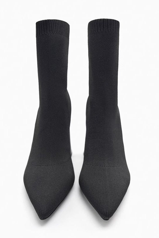 Effortlessly Elegant Boots with a Timeless Design