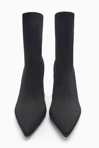 Effortlessly Elegant Boots with a Timeless Design