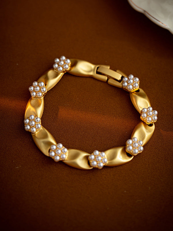 Effortlessly Elegant Garment with a Timeless Design