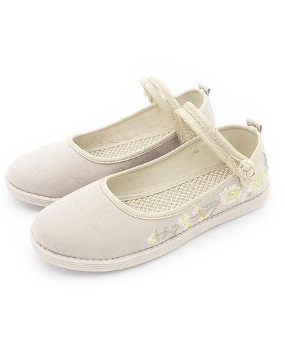 Effortlessly Elegant Shoes with a Timeless Design
