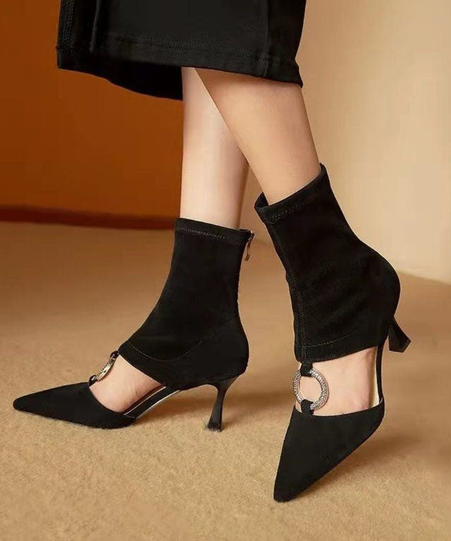 Effortlessly Elegant Boots with a Timeless Design