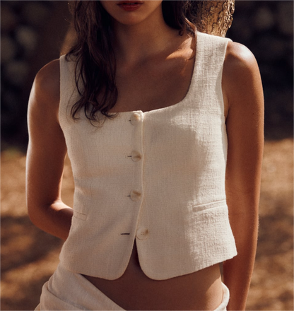 Well Tailored Top with a Graceful Silhouette