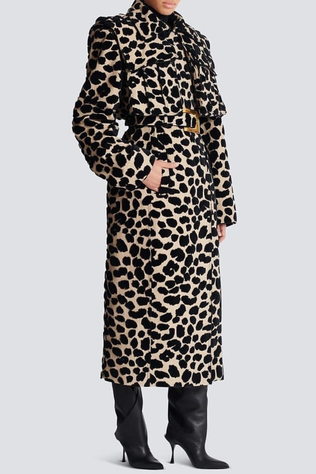 Well Tailored Coat with a Graceful Silhouette