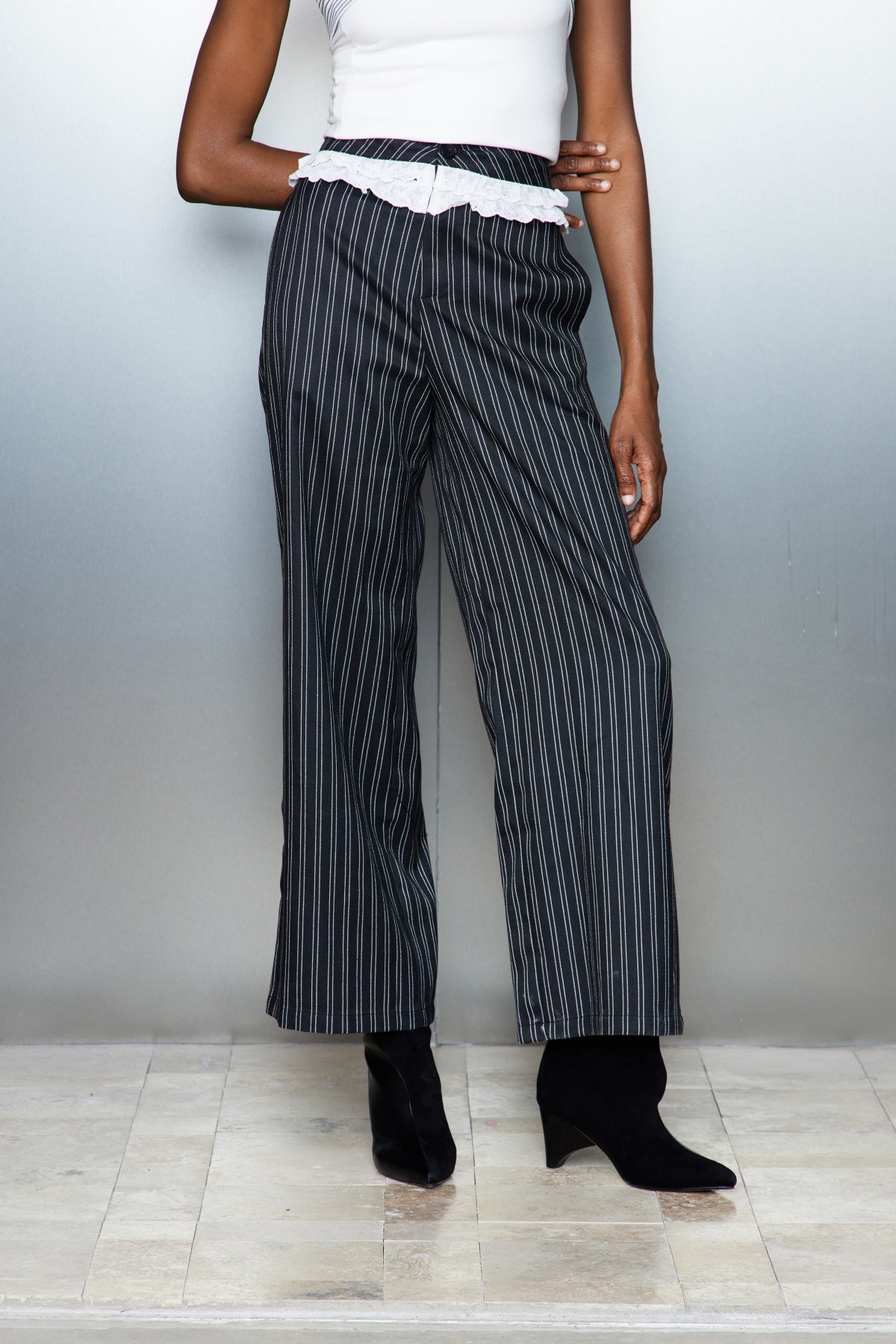 Effortlessly Elegant Pants with a Timeless Design