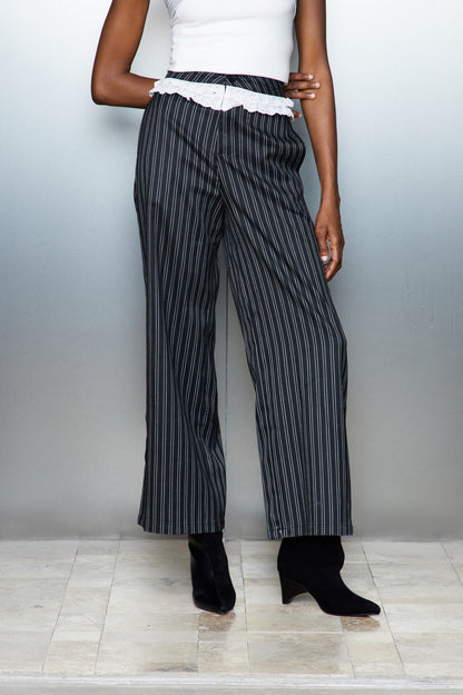 Effortlessly Elegant Pants with a Timeless Design