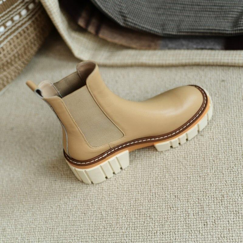 Effortlessly Elegant Boots with a Timeless Design