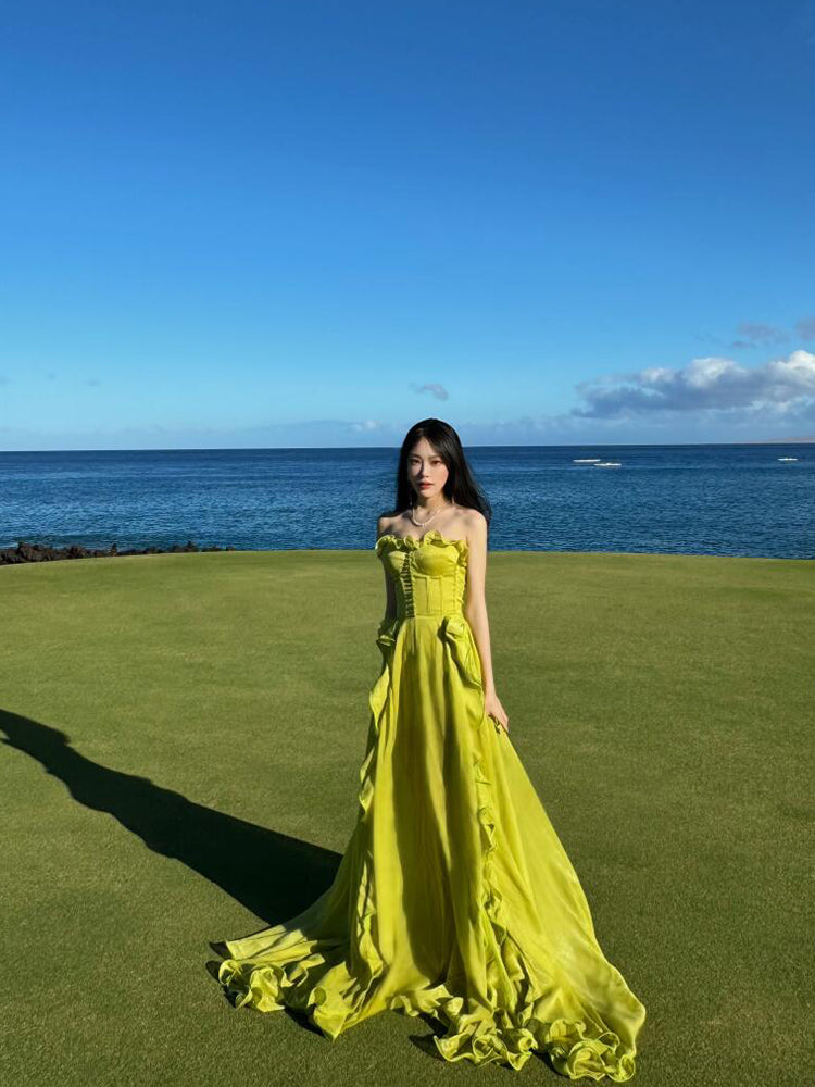 Effortlessly Elegant Dress with a Timeless Design