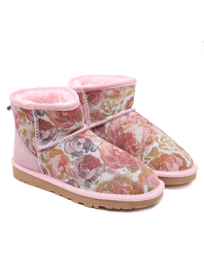 Effortlessly Elegant Boots with a Timeless Design