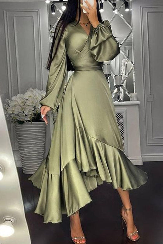 Beautifully Finished Dress in a Timeless Design
