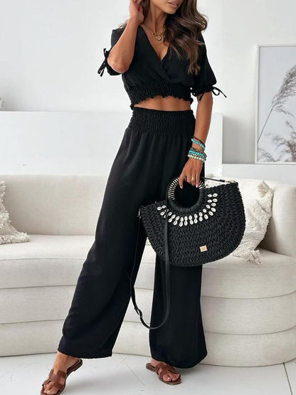 Effortlessly Elegant Pants with a Timeless Design