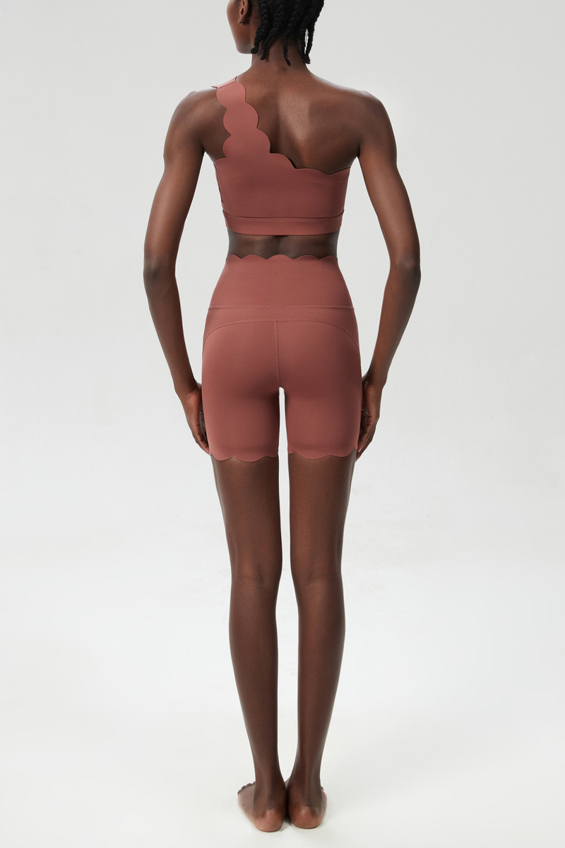 Effortlessly Elegant Pants with a Timeless Design