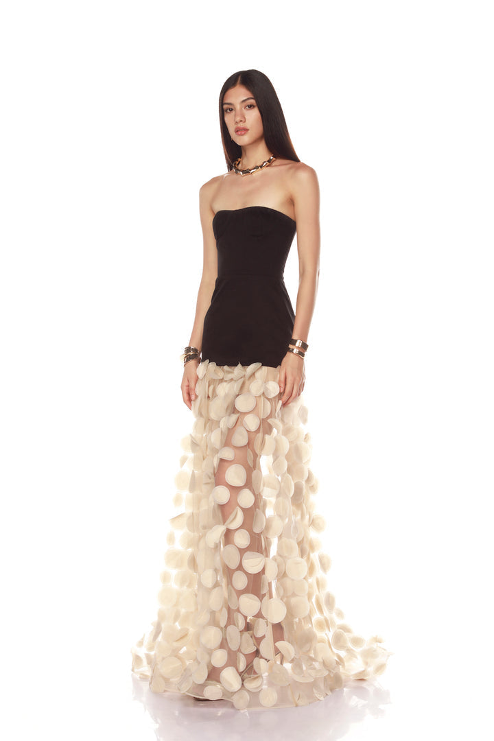 Beautifully Finished Dress in a Timeless Design