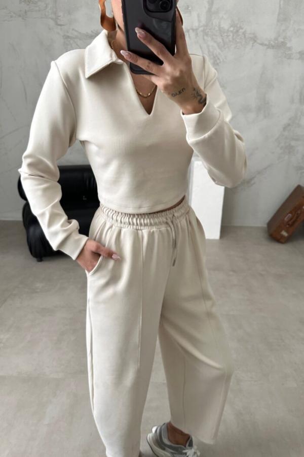 Classic Vintage Pullover with a Flattering Fit