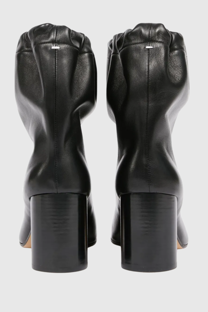 Effortlessly Elegant Boots with a Timeless Design