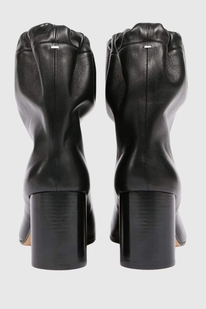 Effortlessly Elegant Boots with a Timeless Design