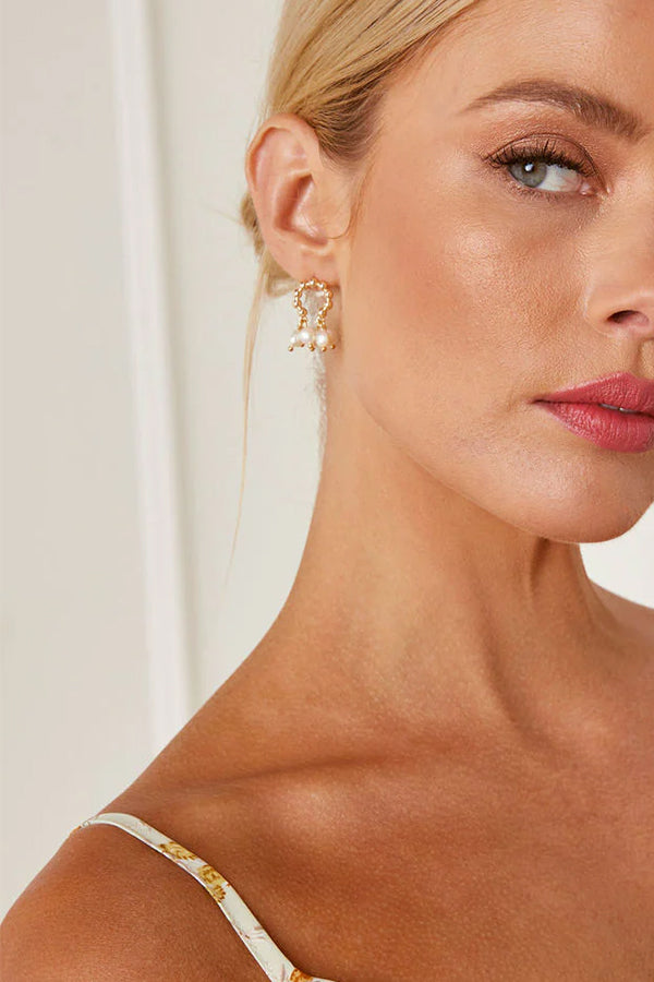 Effortlessly Elegant Garment with a Timeless Design