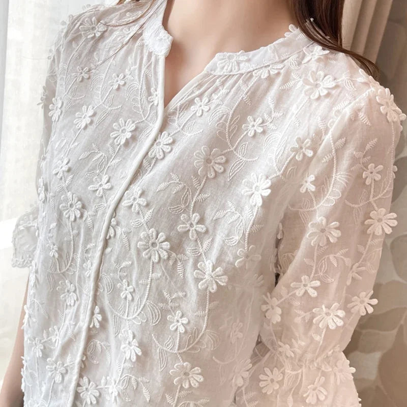 Effortlessly Elegant Blouse with a Timeless Design