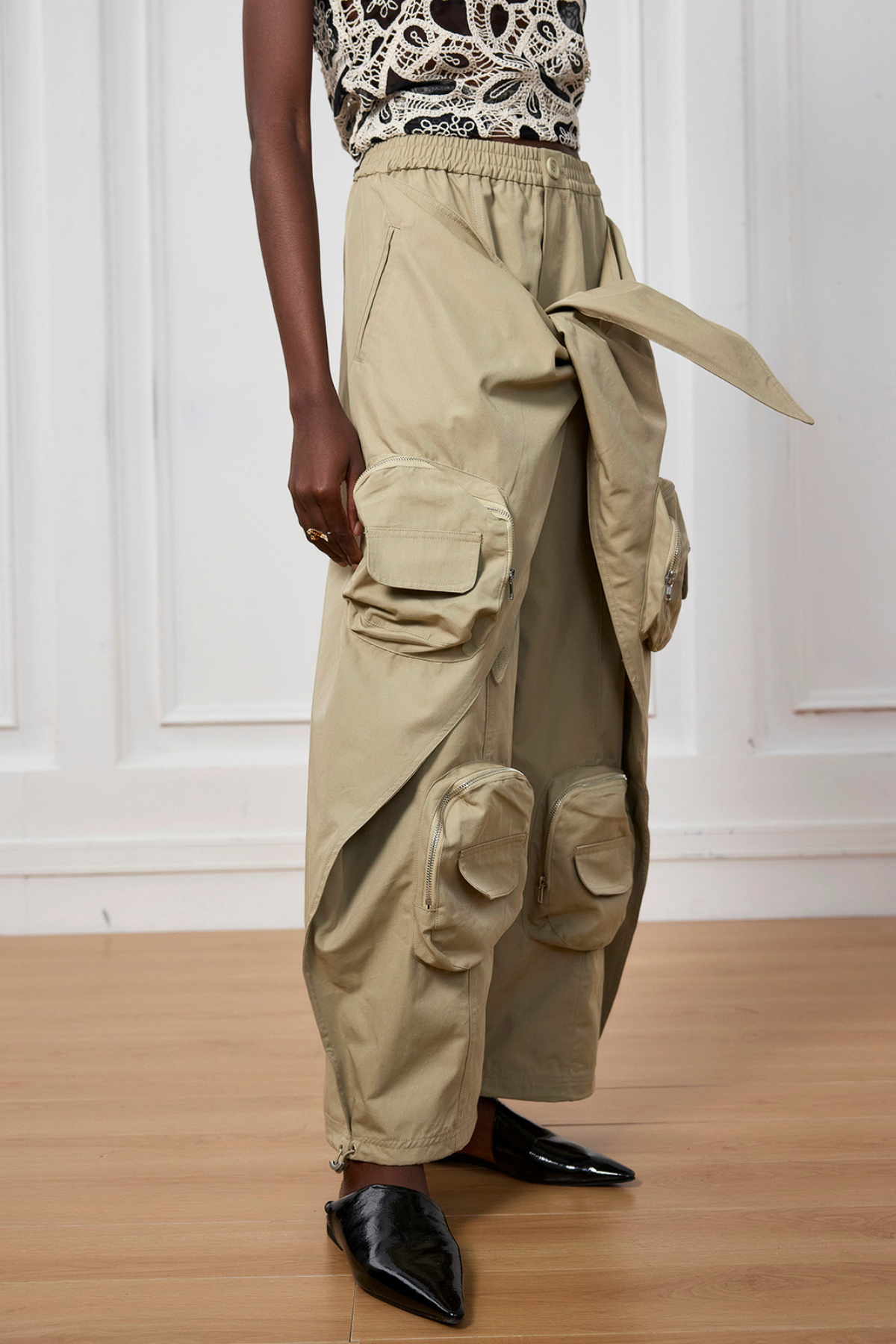 Effortlessly Elegant Pants with a Timeless Design